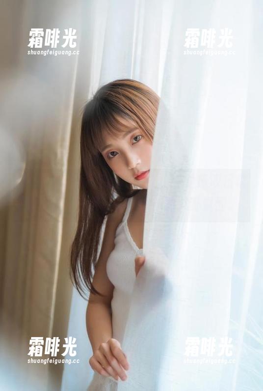 我在观看“hlw”，一边感叹日常的无趣，一边感受着热辣的八卦氛围。