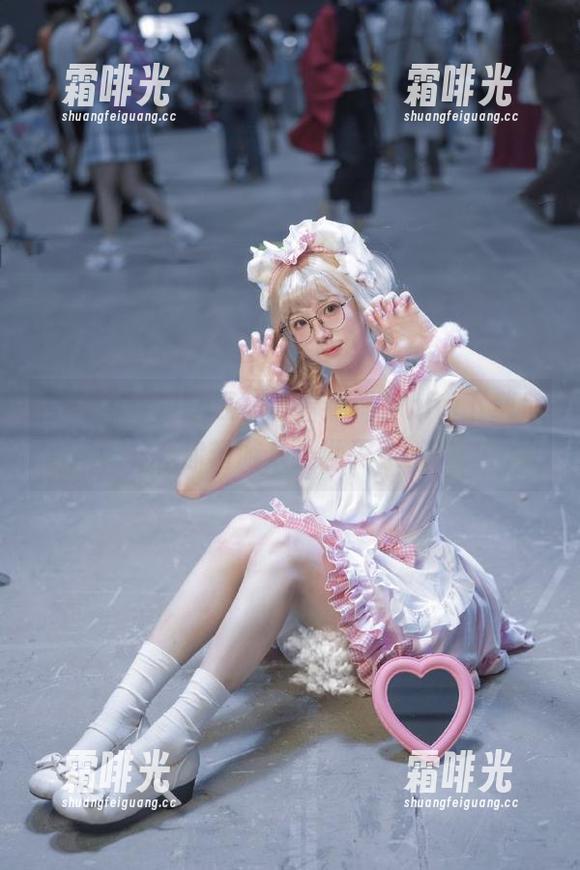 一边吃瓜一边看热闹，hlw下载助你畅游八卦世界！